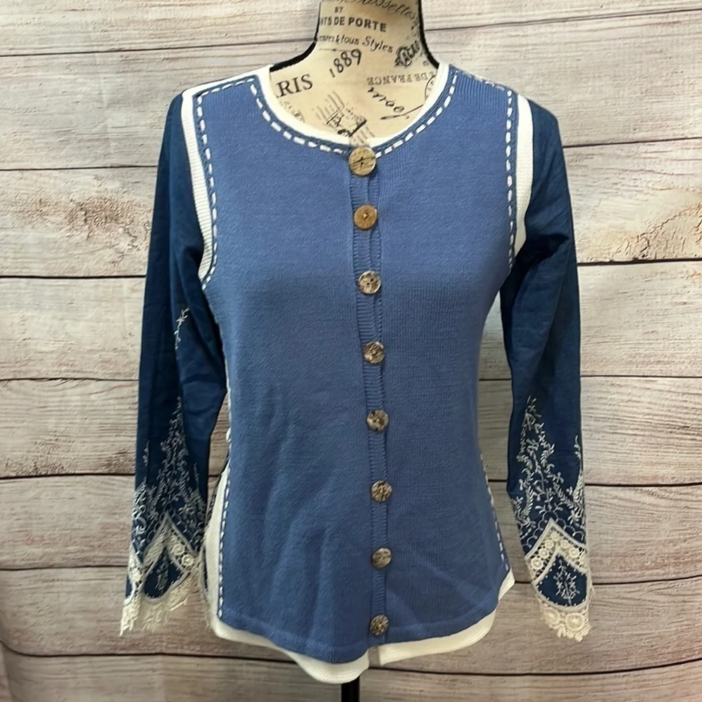 Elaris Sweater Lace Stitching Buttons Blue Size Small Lightweight Long Sleeves